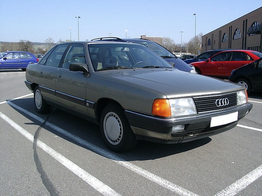 Audi 100 C3 с типичными для середины 1980-х годов бамперами