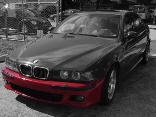 Бампер BMW M5, выделенный красным